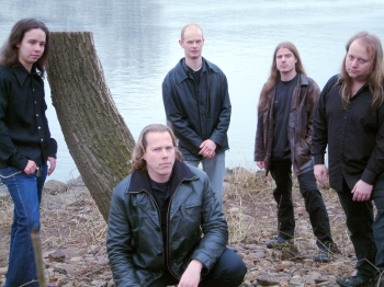 Sun Caged met nieuwe drummer Roel in het midden